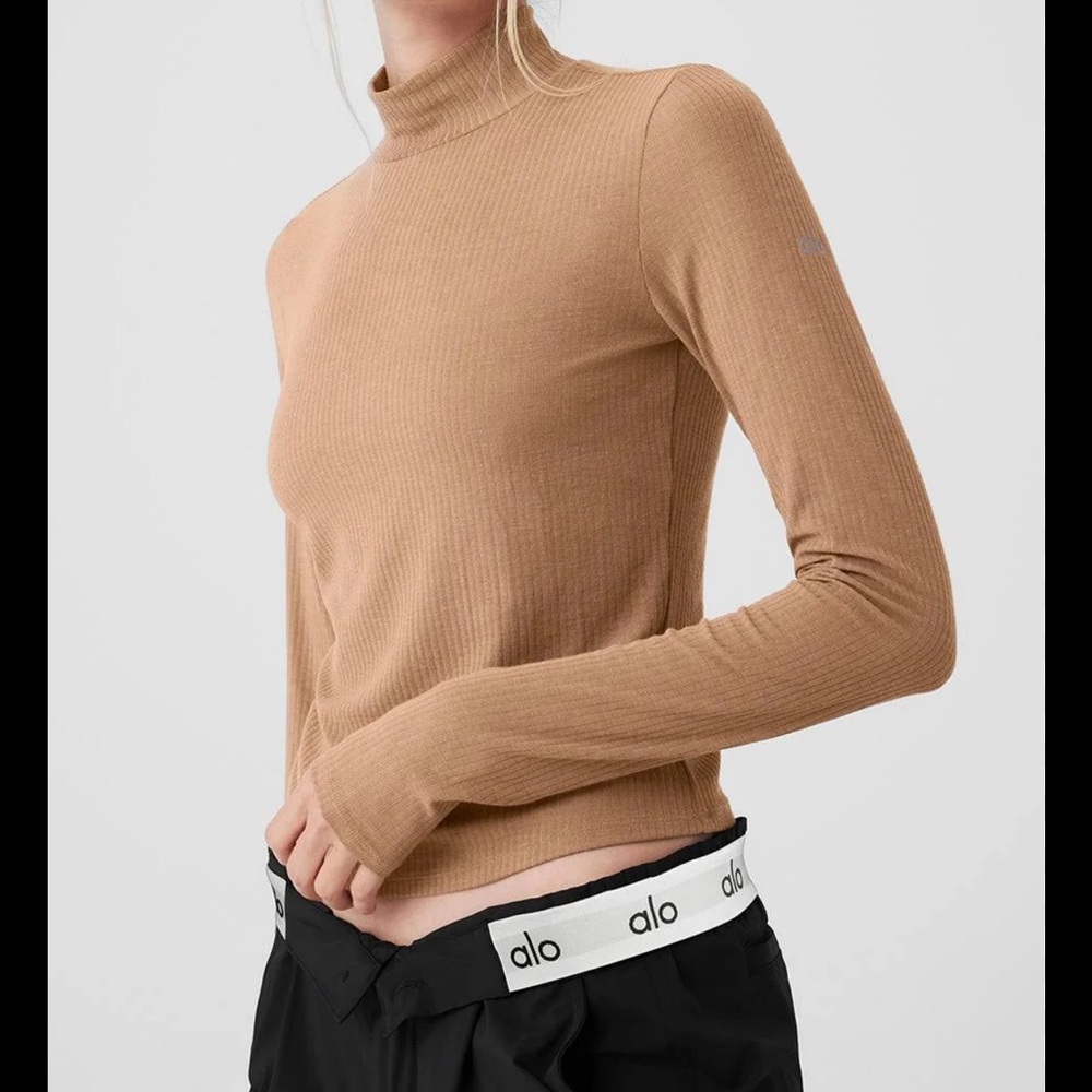 NWT Alo Yoga mock neck